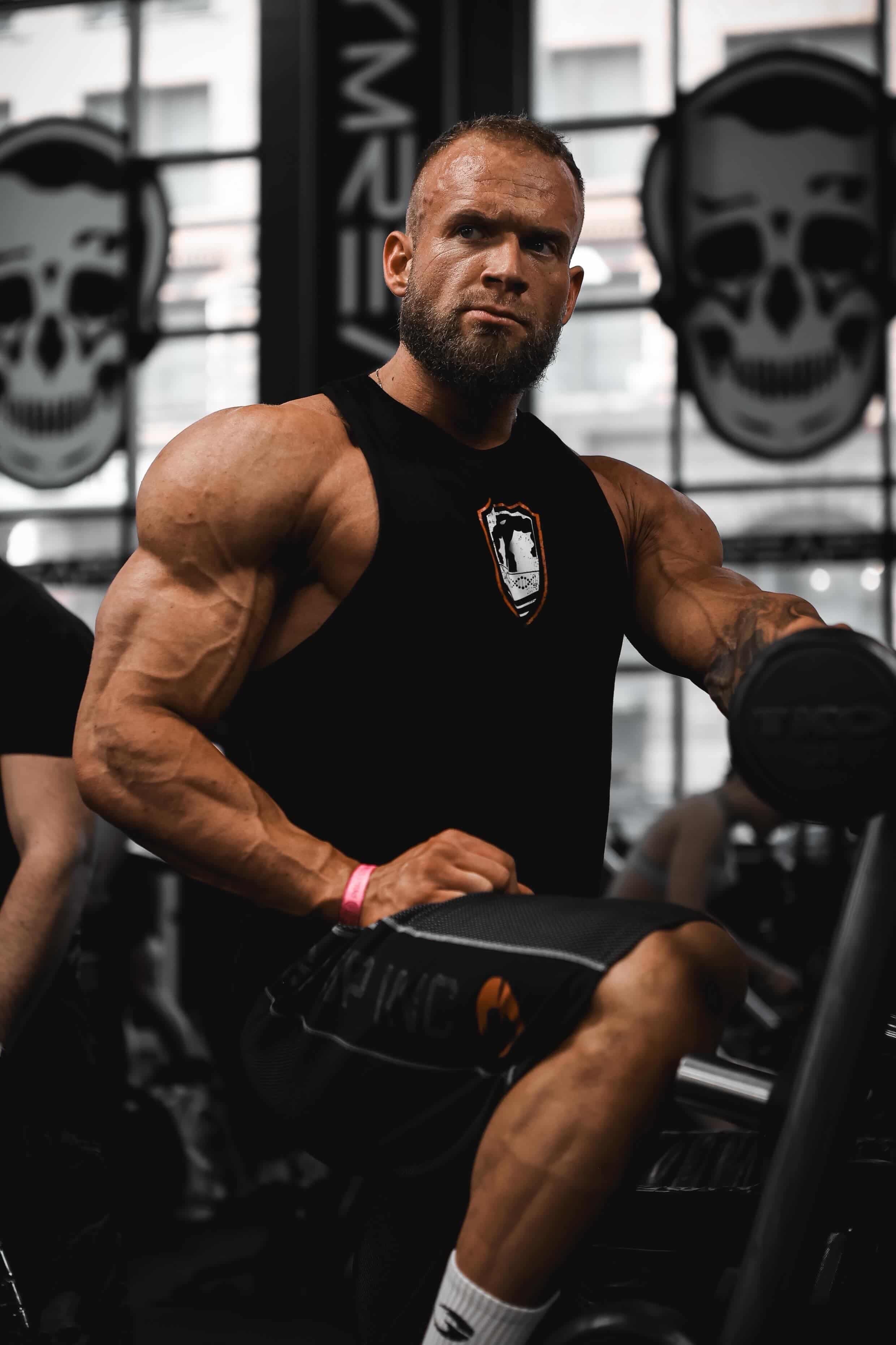 Osobní trenér Antonín Moravec při tréninku v posilovně v Praze